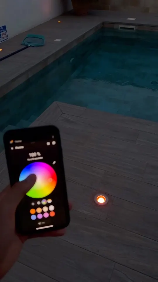 Des spots de piscine blancs passés à 16 millions de couleurs